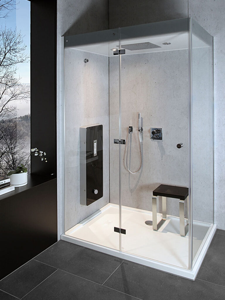 Ein eckiges, modernes Dampfbad mit Dusche und einem Sitzhocker. Verbaut wurde klares Glas, Deckenlampen und eine Schwingtür.